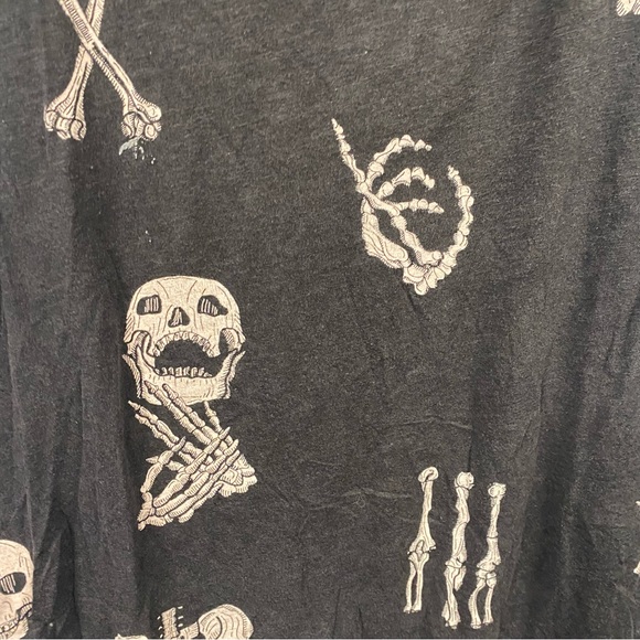 Divided Skull and Crossbones women’s tee black size Medium Skeleton Spooky - Picture 2 of 4